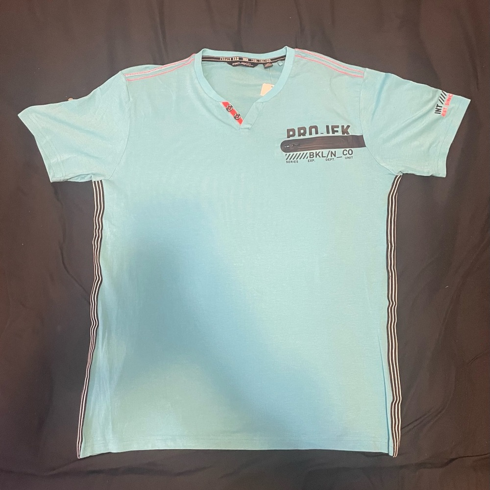 Men’s project raw V- neck button T-shirt.